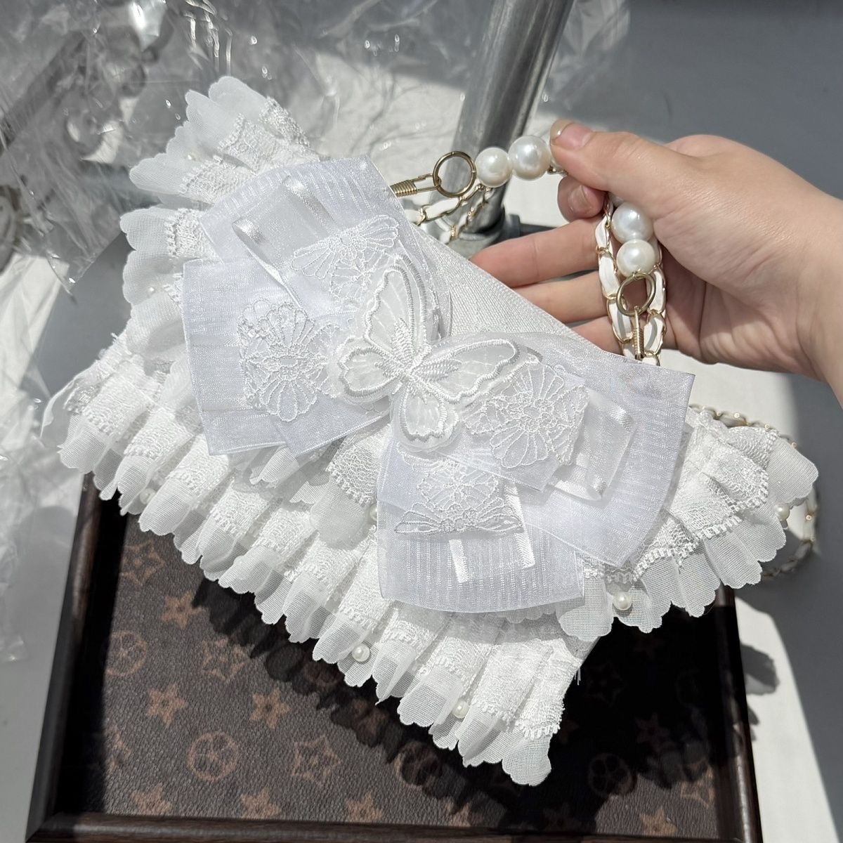 Phone Accessories Design - กระเป๋าสะพายข้างสีขาวสไตล์โลลิต้า Y2K พร้อมอุปกรณ์เสริมรูปผีเสื้อ กระเป๋าสะพายไหล่สำหรับผู้หญิง ใส่โทรศัพท์ได้ ตกแต่งด้วยลูกไม้และมุก
