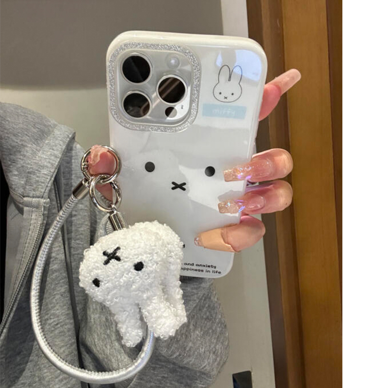 Phone Accessories Background - เคสโทรศัพท์มิฟฟี่ กระต่ายน้อย ลายการ์ตูนน่ารัก ถือเลนส์กลิตเตอร์สีชมพู พื้นหลังสีขาว หน้าตัวละครขนาดเล็ก